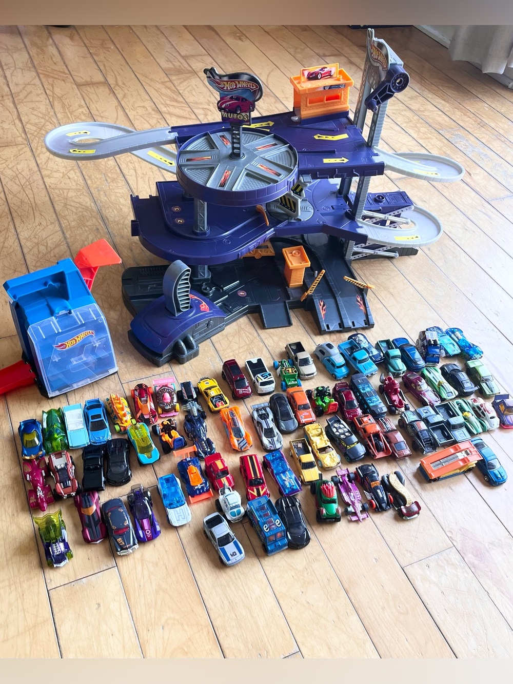 Hot Wheels MEGA bundle: Approx. 70 cars and Garage Playsets
